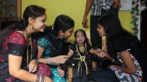 世界最矮女性 十八岁约提·阿姆格尔只有62.8厘米