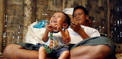 世界最矮女性 十八岁约提·阿姆格尔只有62.8厘米