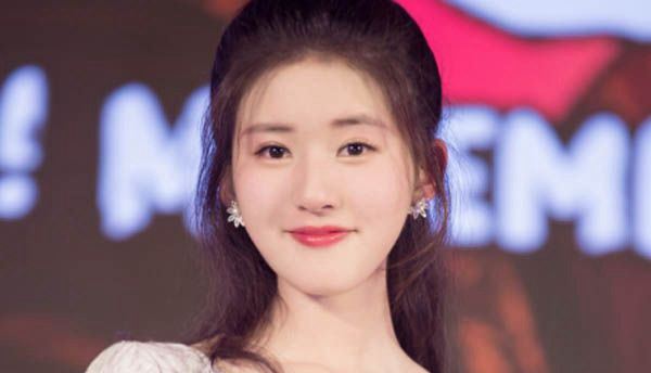 赵露思真实身高多高 和丁禹兮站在一起一目了然（官方身高163）