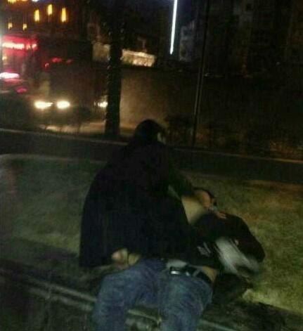 成都桥震门事件竟上演两次 美女醉酒后强行与男子啪啪啪