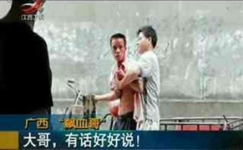 广西柳州飙血哥事件 头破血流还手持木棍要血拼到底