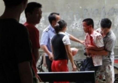 广西柳州飙血哥事件 头破血流还手持木棍要血拼到底