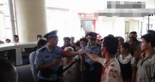 广西柳州飙血哥事件 头破血流还手持木棍要血拼到底