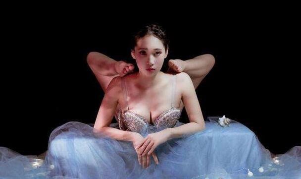 世界上最软的腰 俄罗斯少女zlata被称为世界上最软的人