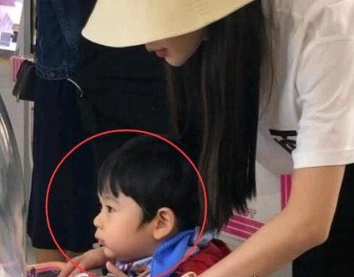 小海绵正面照曝光 和爸爸黄晓明非常像(一点都不像妈妈杨颖)