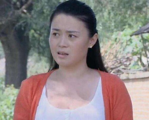 赵本山最美女弟子关婷娜的胸90E 大胆露胸勾引赵本山上床