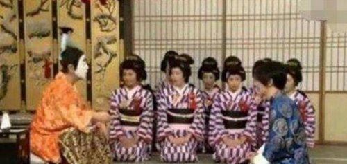 刘谦跪拜日本天皇事件真相 全是翻译惹的祸