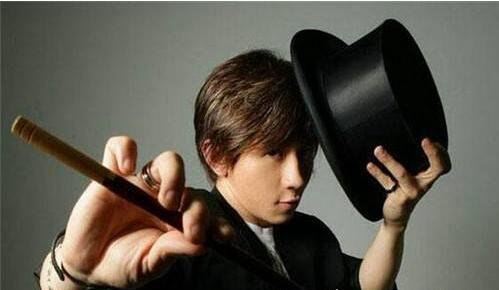 刘谦跪拜日本天皇事件真相 全是翻译惹的祸