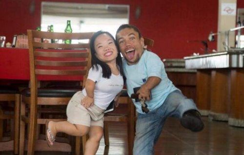 世界上最矮的夫妻 巴西夫妇获吉尼斯认证(身高不过0.9米)