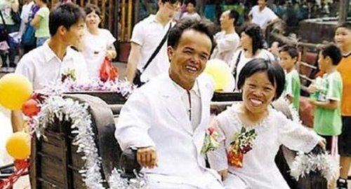 世界上最矮的夫妻 巴西夫妇获吉尼斯认证(身高不过0.9米)