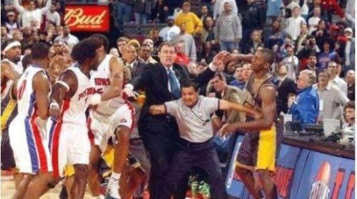 奥本山宫殿事件 关于NBA历史上规模最大群殴事件详细经过