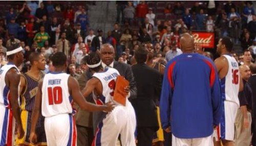 奥本山宫殿事件 关于NBA历史上规模最大群殴事件详细经过