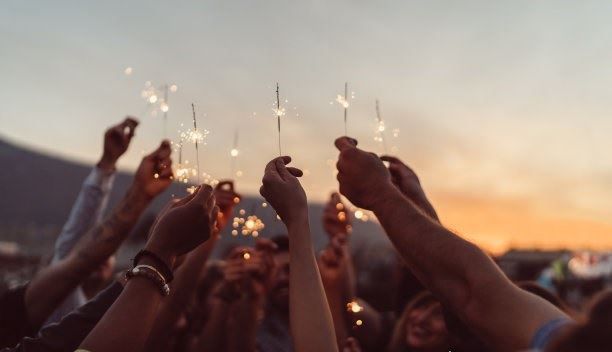 朋友说give me five什么意思 只是击掌的意思吗