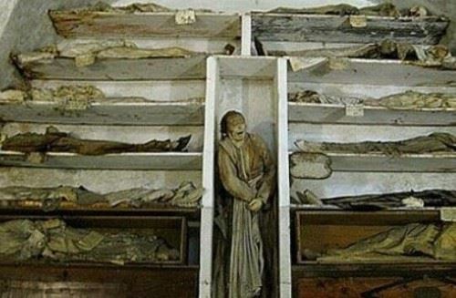 盘点全球十大惊悚地点 特鲁克泻湖横尸遍野成死人堆