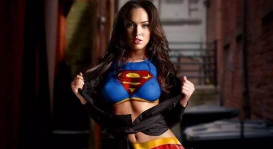 梅根福克斯被捏奶图视频 露两点作风大胆的尤物