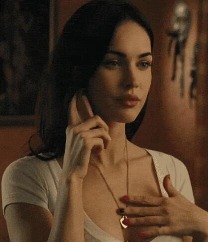 梅根福克斯被捏奶图视频 露两点作风大胆的尤物