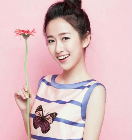 巴拉拉小魔仙严莉莉扮演者刘美含 如今长成大美女了