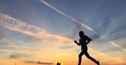 跑步的时候握紧拳头会有什么结果