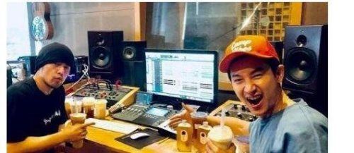 周杰伦开始录歌了 朋友带奶茶探班(新专辑即将完成让人期待)