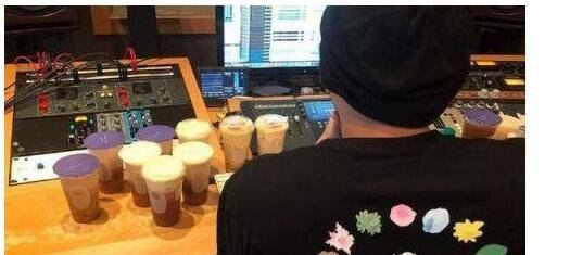 周杰伦开始录歌了 朋友带奶茶探班(新专辑即将完成让人期待)