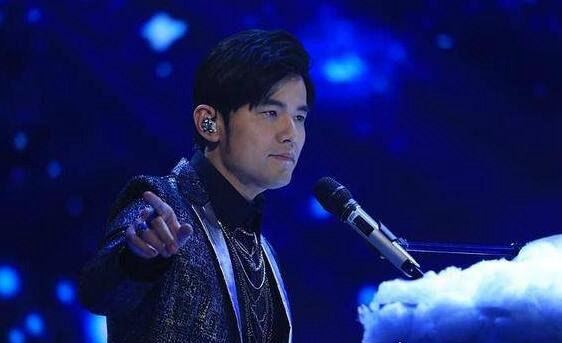 周杰伦开始录歌了 朋友带奶茶探班(新专辑即将完成让人期待)