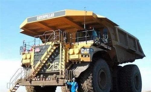 全球最大的矿山车 卡特彼勒797高7米/长14米(一个轮胎高4米)