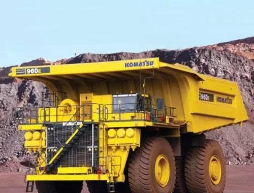 全球最大的矿山车 卡特彼勒797高7米/长14米(一个轮胎高4米)