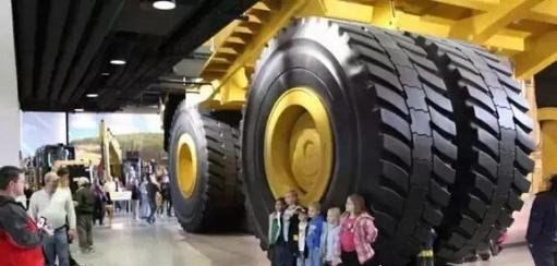 全球最大的矿山车 卡特彼勒797高7米/长14米(一个轮胎高4米)