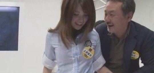 日本最无节操的综艺节目 父亲猜女儿(女儿露三点让父亲猜)
