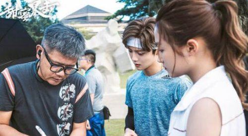 鹿晗关晓彤恋爱公开 鹿晗一夜之间掉粉三十万