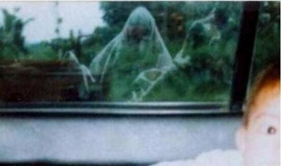 英国女星博客现鬼手自拍 冤魂之手纠缠小女孩至今无解