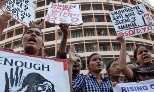 令人震惊的印度黑公交轮奸案 23岁女孩遭六人暴力轮奸致死