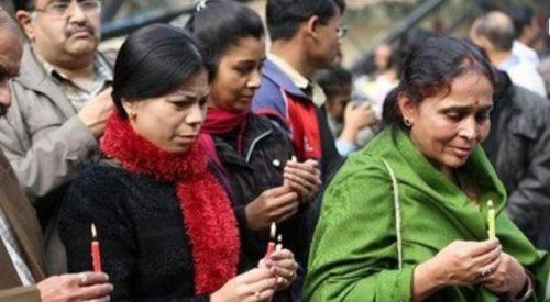 令人震惊的印度黑公交轮奸案 23岁女孩遭六人暴力轮奸致死