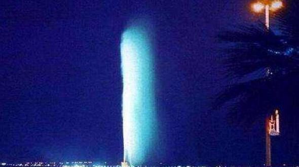 世界上最大最壮观的喷泉 迪拜音乐喷泉(耗资15亿建成)