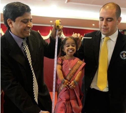 现今中国最矮的男性 小矮人吴康身高仅72厘米(23年仅长高22厘米)