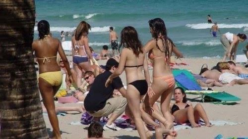 实拍国外天体海滩浴场高清图片 男女全裸狂欢尽情聊骚