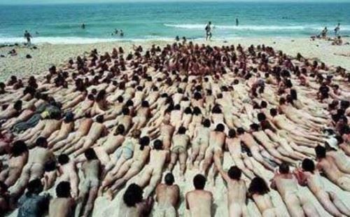 实拍国外天体海滩浴场高清图片 男女全裸狂欢尽情聊骚