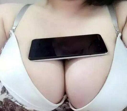 大街惊现舔奶门 大庭广众之下强吻醉酒女并舔奶