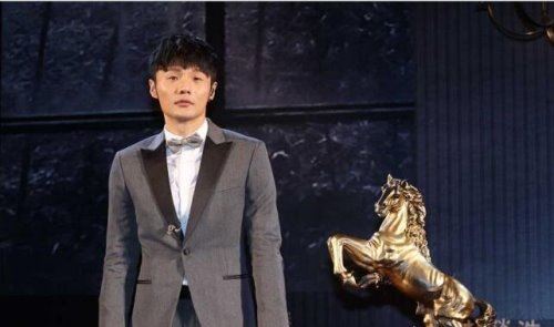 李荣浩怎么火起来的 获台湾金曲奖一夜成名(小眼睛也顶半边天)