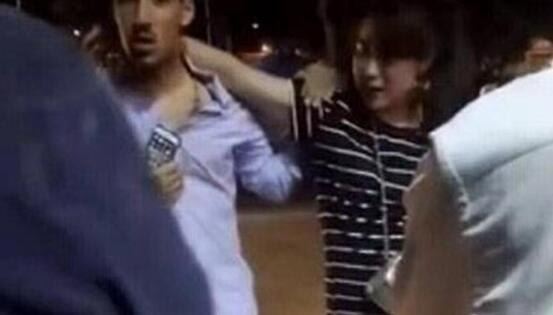 成都九眼桥事件视频 男女桥边当众激情啪啪啪