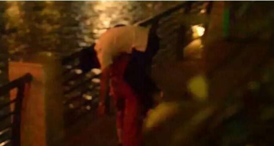 成都九眼桥事件视频 男女桥边当众激情啪啪啪