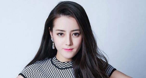 迪丽热巴怀孕大肚照是谣言 热巴怀孕是在逆光之恋中