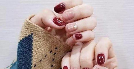 2022新年美甲图片红色气质款 适合春节做的红色美甲好看又高级
