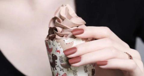 2022新年美甲图片红色气质款 适合春节做的红色美甲好看又高级