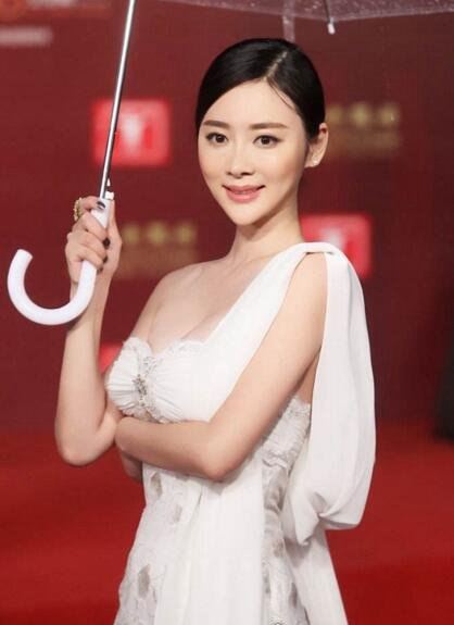 重庆大学校花孙文婷 如今清纯不在变得性感迷人(组图)