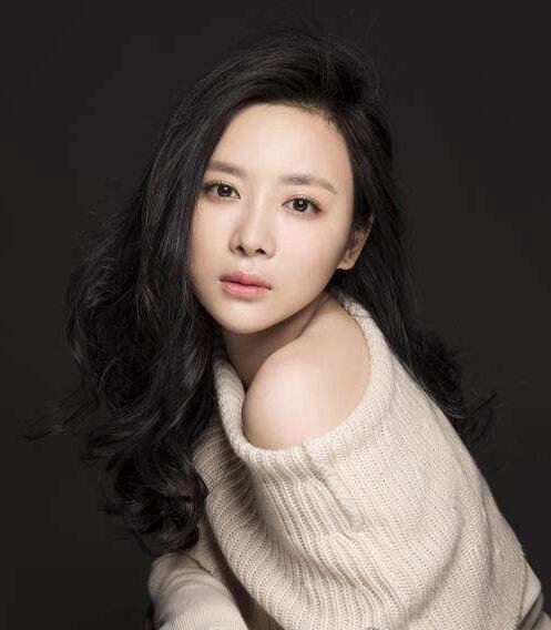 重庆大学校花孙文婷 如今清纯不在变得性感迷人(组图)