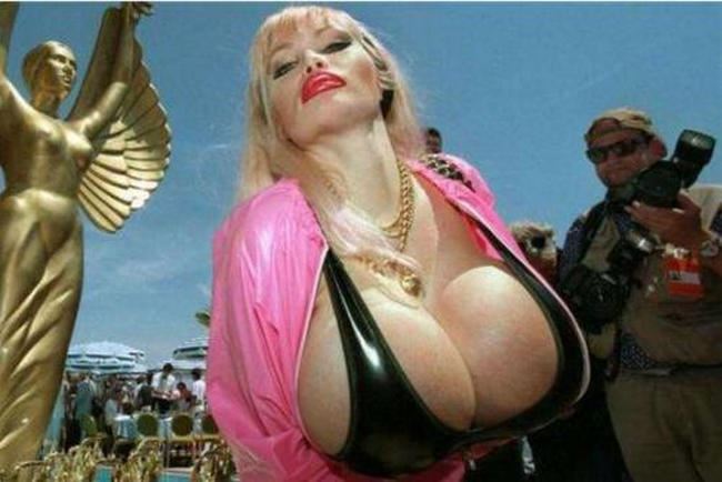 世界十大乳神排行 世界上最大胸有一个小孩那么重