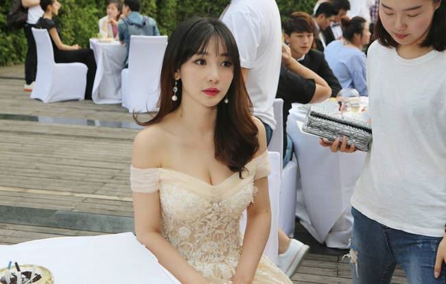 世界十大乳神排行 世界上最大胸有一个小孩那么重