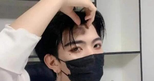 网友直呼人设倒塌 七鹤大人睡女粉丝事件真相(口罩遮脸直播)