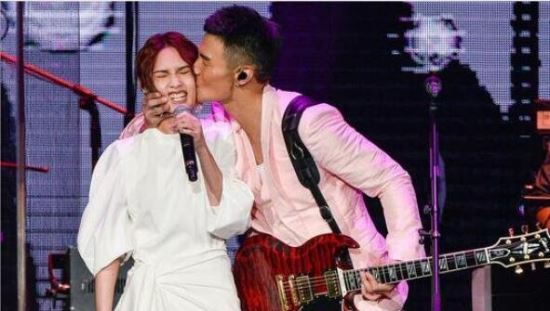 李荣浩家境怎么样 父母都是商人家境殷实(妥妥富二代)